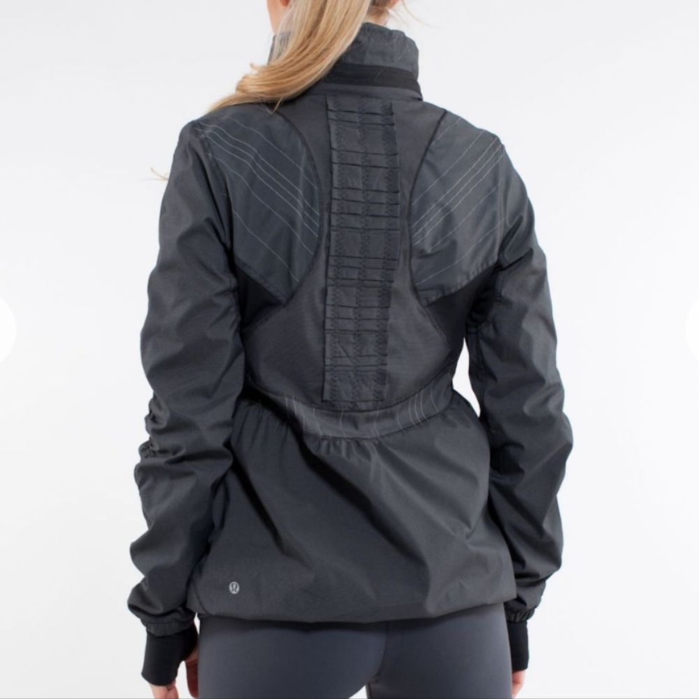 Lululemon Run: Hustle Jacket - Reflective details